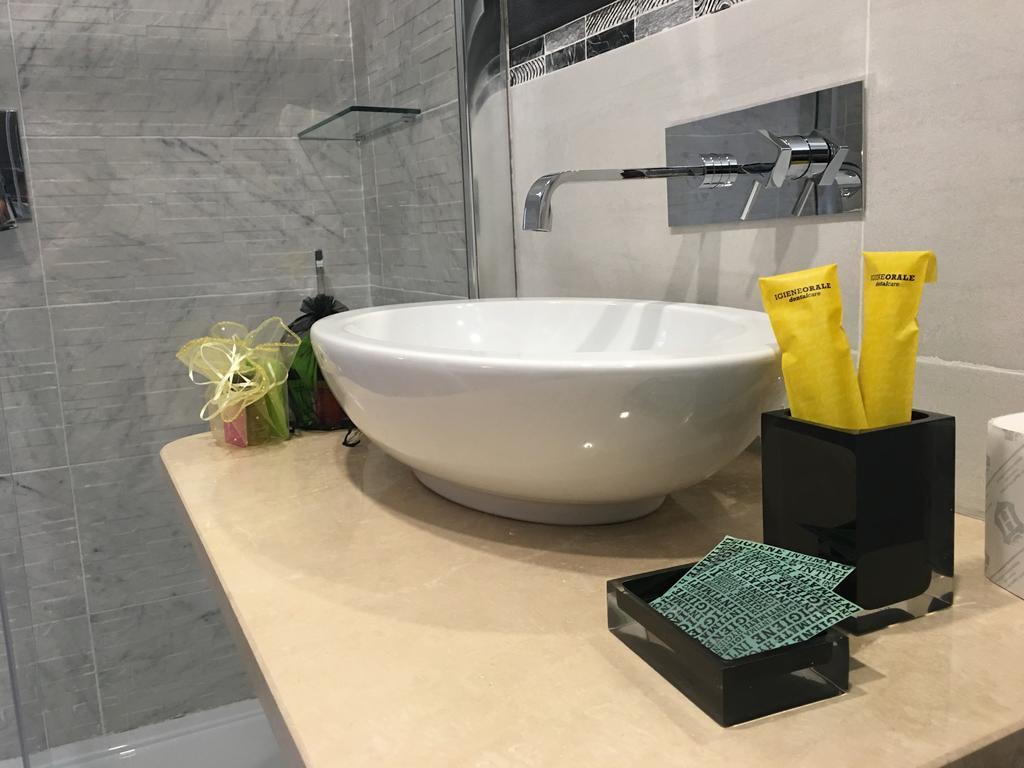 Crystal Rhome روما المظهر الخارجي الصورة